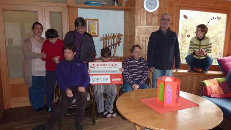 Unser Bild zeigt von links nach rechts: Anja Surek, Betreuerin im Haus Michael, an dritter Stelle Heimleiterin Claudia Schumacher sowie zweiter von rechts Werner Peters, Bürgerdienst e.V. und Bewohnerinnen/er der Einrichtung