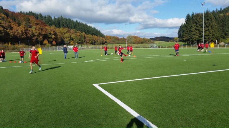 Unser Bild zeigt Übungsleiter Ralf Fuhrmann JFV Vulkaneifel e.V. und Werner Peters, Bürgerdienst e.V. inmitten der jungen Fußballer des Vereins anlässlich des Herbstferiencamps von D- und C-Jugenden