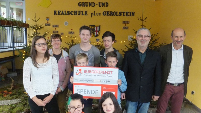 Auf dem Foto einige teilnehmende Schüler mit Werner Peters vom Bürgerdienst e.V. und Günter Mehles, dem Schulleiter der Grund- und Realschule plus Gerolstein