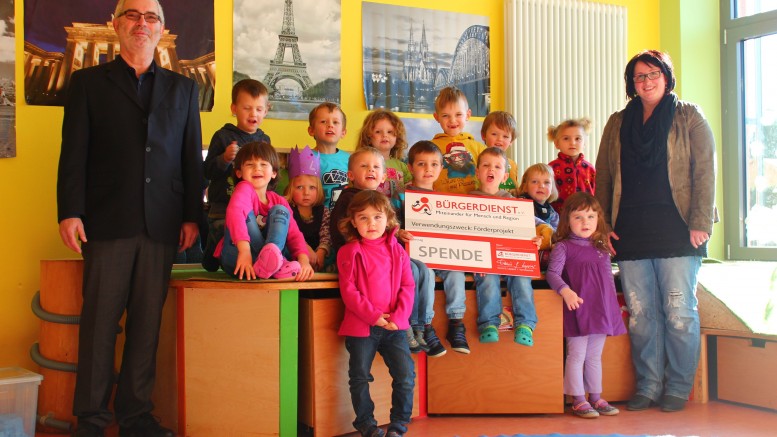 Unser Bild zeigt Kinder der Kita St. Elisabeth Üdersdorf sowie rechts, Standortleiterin der Kita Manuela Schenk und Werner Peters, Bürgerdienst e.V.