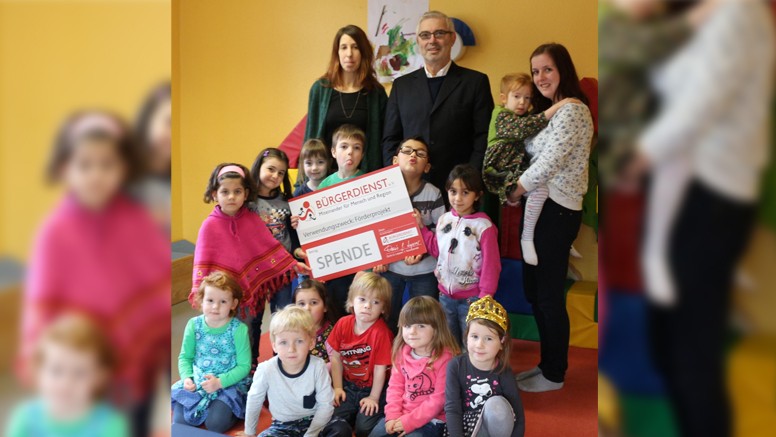 Unser Bild zeigt die Kinder der Kindertagesstätte sowie von links nach rechts Verena Dorfner, die Leiterin der Kindertagesstätte, Werner Peters, Bürgerdienst e.V. und Erzieherin Jessika Thewes, KITA Densborn, bei der Spendenübergabe.