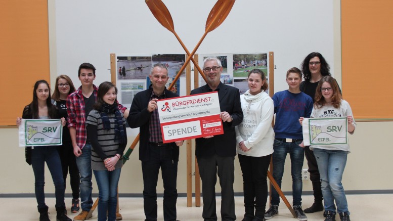 Unser Bild zeigt, von links nach rechts: Sebastian Sammet, seit 2007 Fachlehrer an der Graf Salentin Schule, Übungsleiter Rudern (Tainer C/ Leistungssport) und Vorsitzender des Schülerrudervereins Kronenburger See e.V. (2011) sowie Werner Peters, Bürgerdienst e.V. und Mädchen und Jungen des Schülerrudervereins Kronenburger See e.V. bei der Spendenübergabe. Hinten rechts die Leiterin der Graf Salentin Realschule plus Frau Möller.