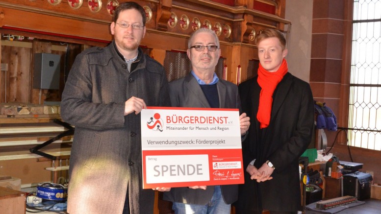 Auf dem Bild zu sehen sind von links nach rechts: Kaplan Oliver Seis, Werner Peters, Bürgerdienst e.V. und Priesteramtskandidat Elias Karr (z. Zt. Im Praktikum in der Pfarreiengemeinschaft Gillenfeld