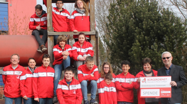 Obere Reihe: Nathanael Jungbluth, Jan Wallebohr, Lara Ley, darunter sitzend: Felix Heller, Michelle Flechtner, Reihe stehend: Trainer Thomas Wollwert (Boccia), Trainerin Simone Fischer (Bowling), Marius Theisen, sitzend Maik Stadtfeld und Alexander Feld, stehend Karina Diewald, davor Julia Baum, Kevin Brune, Delegationsleiterin Tanja Hallebach und Werner Peters vom Bürgerdienst e.V.