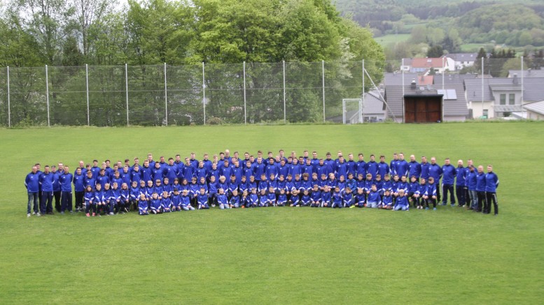 Unser Foto zeigt die Jugendabteilung anlässlich eines gemeinsamen Fototermins auf der Walsdorfer Sportanlage. Die JSG Vulkanland bedankt sich bei allen Sponsoren, die zum Gelingen dieses Projekts beigetragen haben.