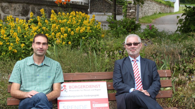 Unser Bild zeigt Ortsbürgermeister Elmar Malburg, links und rechts Werner Peters, Bürgerdienst e.V. anlässlich der Spendenübergabe in Birgel