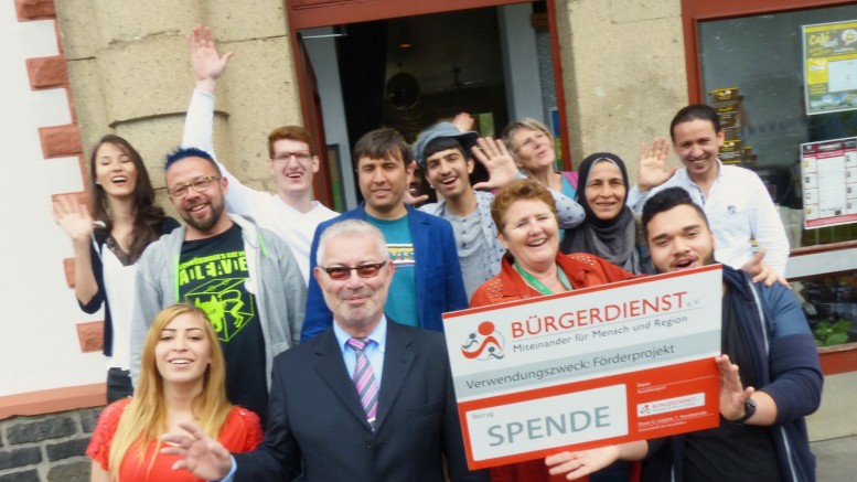 Café Asyl bedankt sich für eine großzügige Spende des Bürgerdienst e.V. Am 20.06.16 besuchte Werner Peters, Pressesprecher des Bürgerdienst e.V., das Café Asyl und ließ sich von den Ehrenamtlern die Räumlichkeiten zeigen, in denen jeden Montag von 14:00 – 16:30 Uhr Flüchtlinge und ehrenamtliche Mitarbeiter gemeinsam viele fröhliche und intensiv integrationsfördernde Stunden verbringe