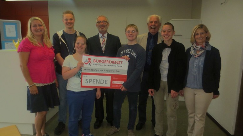 Unser Bild zeigt von links nach rechts: Stufenleiterin der Stufe III, Frau Julia Steinmetz, in der Mitte Werner Peters, Bürgerdienst e.V., daneben 1. VG Beigeordneter Josef Bach sowie ganz rechts die Leiterin der Förderschule Frau Beate Neugebauer-Kraft und Schülerinnen und Schüler der Hubertus-Rader Förderschule