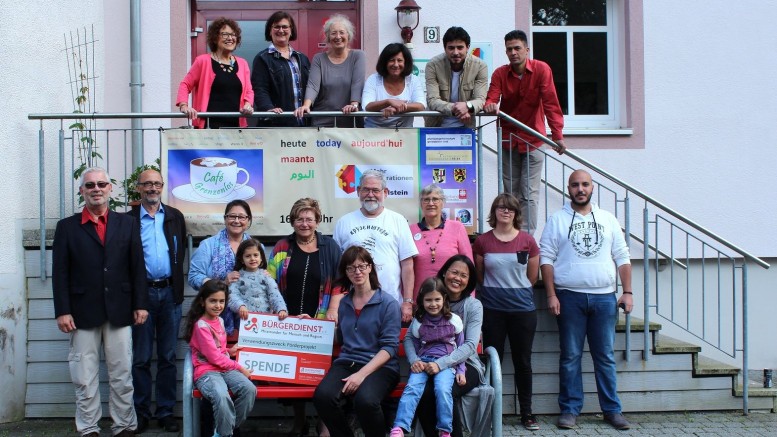 Neben den Ehrenamtlichen und ausländischen Mitbürgern sind die Initiatorinnen des „Café Grenzenlos“ zu sehen oben von links: Gisela Mayer (Forum Eine Welt e.V.), Monika Neumann (Mehrgenerationenhaus), Brigitte Blinn (Haus der Jugend) Hilda Bünger, unten stehend Mitte: Christa Karoli (Forum Eine Welt e. V.), 2. v. r. Jennifer Lemke und auf der Bank sitzend (Mitte) Anette Weber (Gemeindereferentin der Pfarreiengemeinschaft Gerolstein). Links im Bild, stehend: Werner Peters (Bürgerdienst e. V.)