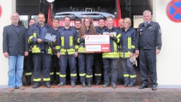 Unser Bild zeigt von links: Werner Peters, Bürgerdienst e.V. daneben Elmar Irsfeld, Wehrführer der Feuerwehr Mürlenbach sowie Mitglieder der Feuer- und Jugendfeuerwehr sowie Karl-Heinz Kunze, Verbandsgemeindewehrleiter rechts außen