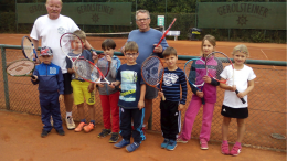 Unser Bild zeigt von links Reiner Redwanz (Sportwart), Kinder der Kita „Kleine Helden“ Gerolstein sowie Bernd Borens (von den Kindern liebevoll „Beppo“ genannt) Trainer im TC Gerolstein