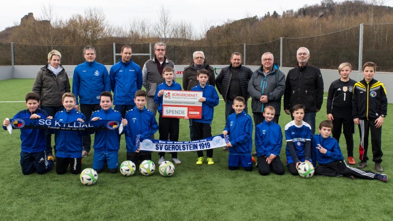 Unser Foto zeigt: Die Fußball D-Jugend der JSG Kylltal mit (v. r. n. l.) Werner Peters (Bürgerdienst e. V.), Georg Linnerth (Vorsitzender SV Gerolstein) , Klaus Sonntag, Marion Janitschke, Hans Drückes, Torsten Wagner, Reinhard Kröffges und Susi Ludwig (alles Verantwortliche des SV Gerolstein und der SG/JSG Kylltal). Foto : Dieter Lützen