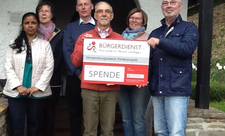 Unser Bild zeigt die Vorstandsmitglieder des Kapellenvereins Müllenborn, Irene Kees, Selva Pallien (Betreuerin der Marienkapelle), Maria Wirp, Dr. Peter Müller und Hermann-Josef Wirp sowie ganz rechts, Werner Peters, Bürgerdienst e.V. Beruflich bedingt fehlten die Vorstandsmitglieder Monika Heinzen und Andreas Schaefer.