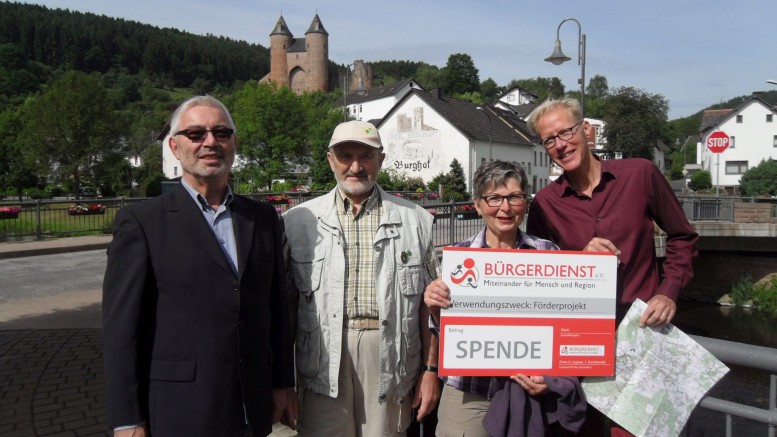 Unser Bild zeigt von links nach rechts: Werner Peters, Bürgerdienst e.V., Manfred Gerard, erster Vorsitzender der Eifelvereins OG Mürlenbach und Christine Dornbusch, Schrift- und Wanderführerin Eifelverein OG Mürlenbach, sowie der zukünftige Wanderführer Bastiaan Verhorst