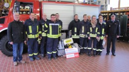 Unser Bild zeigt von links nach rechts: Werner Peters (Bürgerdienst e.V.) Elmar Irsfeld, (Wehrführer Freiwillige Feuerwehr Mürlenbach) Feuerwehrkameradinnen und Kameraden Freiwillige Feuerwehr sowie außen rechts Karl-Heinz Kunze (Wehrleiter Verbandsgemeinde Gerolstein)