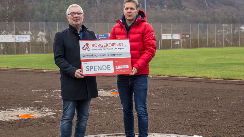 Unser Foto zeigt von links nach rechts: Werner Peters (Bürgerdienst e.V.) bei der Spendenübergabe an Hans Peter Böffgen (I. Vorsitzender SV Gerolstein) im neuen Diskusring auf der Baustelle in Gerolstein.