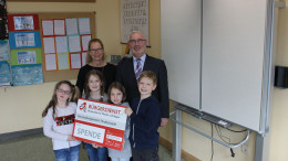 Unser Bild zeigt von links nach rechts: Frau Jutta Krämer-Eis, Leiterin der Grundschule Lissendorf, Werner Peters, Bürgerdienst e.V., sowie Kinder der Grundschule neben dem neuen Whiteboard