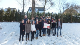 Auf dem Foto, in passender Vorfreude schon im Schnee (!!), einige teilnehmende Schüler und, hinten links Werner Peters, Bürgerdienst e.V. und vorne ganz rechts, Günter Mehles, Schulleiter der Grund- und Realschule plus Gerolstein