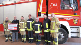 Auf dem Bild zu sehen von links nach rechts: Wolfgang Klaes, (stellv. Wehrführer), Werner Peters, Bürgerdienst e.V., Thomas Baillivet (Wehrführer) sowie Tanja Klaes, Johann Thieltges, David Lautwein und Wolfgang Schimmels von der Freiwilligen Feuerwehr Gerolstein bei der Spendenübergabe am 01.03.2018