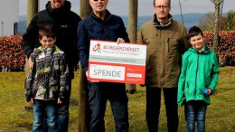 Unser Bild zeigt von links nach rechts: Tim Weber, Dominik Weber (Mitglied des AG „Kinderspielplatz Büscheich“, Werner Peters, Bürgerdienst e.V., Oswald Weber (Ortsvorsteher Gde. Büscheich) sowie Robin Bisenius