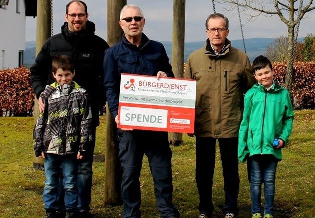 Unser Bild zeigt von links nach rechts: Tim Weber, Dominik Weber (Mitglied des AG „Kinderspielplatz Büscheich“, Werner Peters, Bürgerdienst e.V., Oswald Weber (Ortsvorsteher Gde. Büscheich) sowie Robin Bisenius