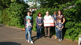 Auf dem Foto: 2. von links Rektorin Martina Willems mit Erwin Borsch dem 4. Vorsitzenden Bürgerdienst e.V. mit 2 Vorstandsmitglieder des FV und Schulkindern.