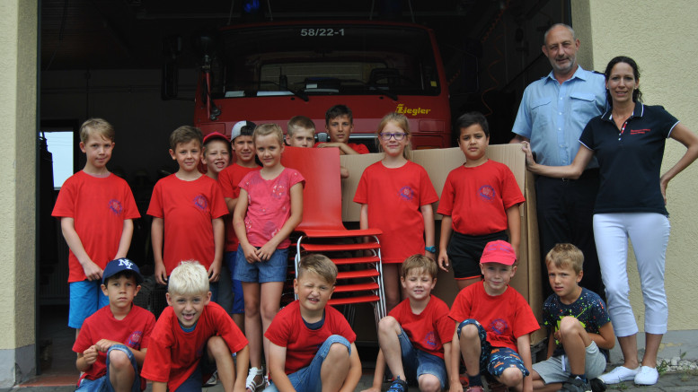 Das Foto zeigt einige Kinder der Bambini-Feuerwehr Osann-Monzel mit Wehrführer Stephan Christ und Sabine Christ, die die Bambini-Feuerwehr betreut.