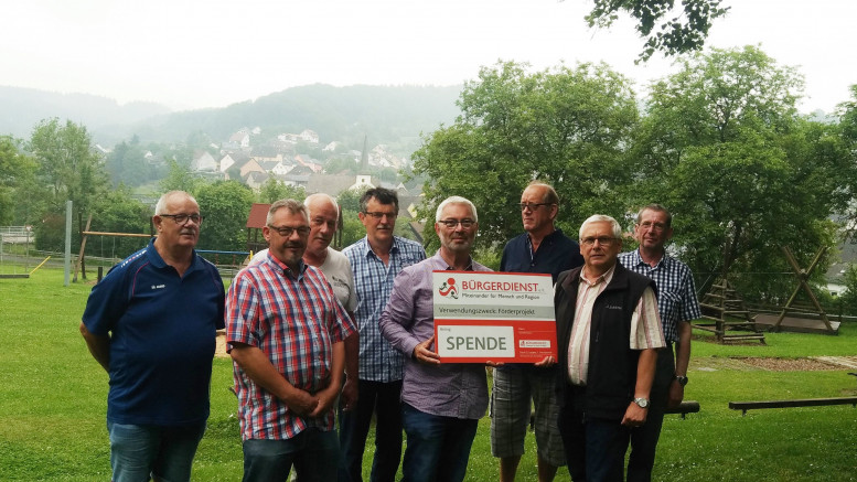 Unser Bild zeigt v.l n.r.: Ferdi Winter, Udo Platten, Henk van Keulen, Peter Reusch, Ernst Reicherts und Manfred Meeth (alle PelmAktiv). Im Vordergrund Werner Peters (Bürgerdienst e.V.) und Leo Meeth (Ortsbürgermeister)