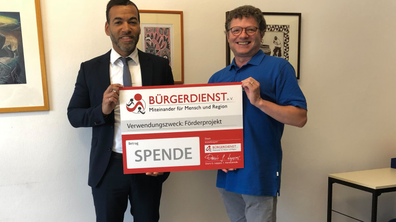 Bürgerdienst e.V. unterstützt den Eifelverein, Tyrone Winbush (Bürgerdienst e.V.) und Dr. Michael Drockur (Eifelverein)