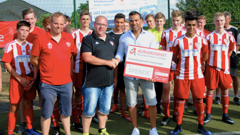 Die Übergabe des Schecks erfolgte durch Tyrone Winbush, Vorstandsmitglied des Bürgerdienstes, im Rahmen des HS-Cups auf der Sportanlage in Strohn. Mario Kläs nahm die Spende im Namen des JFV-Vorstands entgegen.