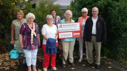 Brigitte Klassmann (links), Senioren des Seniorenkreises und Erwin Borsch (4. Vorsitzender des BÜRGERDIENST e.V.)