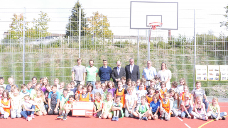 Foto auf dem neuen Spielfeld: Schülerinnen und Schüler der Klassen 5a - 5c; stehend von rechts: Fr. Stölben (Förderverein GSG), H. Brill (Vermessungsbüro D. Brill), Kreissparkasse (H. Hennen und H. Pitzen), H. Winbush (BÜRGERDIENST e.V.), T. Feilen und F. Henschel (Sportlehrer am GSG)