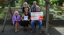 Auf dem Foto sehen Sie: sitzend von links: Margarethe Stump-Theisen (Forum Eine Welt), Christa Karoli (Vorsitzende des Vereins), Werner Peters vom Bürgerdienst e. V.; stehend von links: Brigitte Blinn (Forum Eine Welt), Inge Böffgen (Ehefrau des verst. Verfassers)