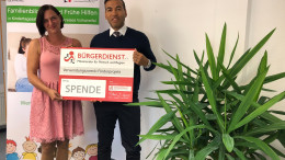 Spendenübergabe durch den Bürgerdienst e.V. für das Projekt FaBi-FrüHi-Kita Vulkaneifel. Denise Wagner-Schumann vom DRK nimmt den symbolischen Spendenscheck von Tyrone Winbush, Vorstandsmitglied Bürgerdienst e.V., entgegen.