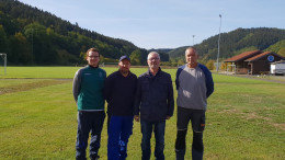 Unser Bild zeigt von links nach rechts: Patrick Burggraf (2.Vorsitzender SVB), Ralf Göres (1.Vorsitzender SVB), Werner Peters (Bürgerdienst e.V.), Theo Berg, (Vorstandsmitglied-und Platzwart SVB)