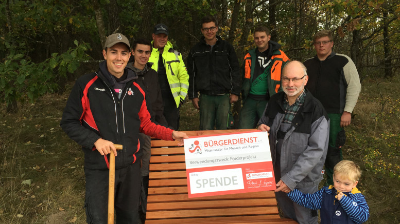 Mitglieder der Jugend Bongard beim Aufstellen der Waldruheliege, Erwin Borsch 4.Vorsitzender Bürgerdienst e.V.