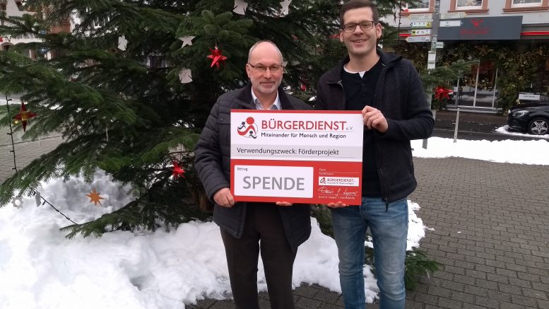 Jugendpfleger Rüdiger Herres bedankt sich stellvertretend für die Organisatoren bei Erwin Borsch für die großzügige Spende.