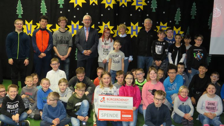 Unser Bild zeigt von links nach rechts: Werner Peters (Bürgerdienst), Beate Neugebauer-Kraft (Schulleiterin), Karl-Heinz Schwartz (Vorsitzender Förderverein) sowie Schülerinnen und Schüler der Schule.