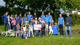 Unser Bild zeigt: Johanna Skambraks (1. Vorsitzende Schwimmclub „Flipper Gerolstein e.V.“ mit Spendenscheck) links davon Oliver Bartling (stellvertretender Vorsitzender) , hinten ganz rechts Herbert Jaax (Kassenwart) sowie darunter ganz rechts Werner Peters, (3. Vorsitzender Bürgerdienst e.V.) und Katharina Skambraks (zuständig für Training, Wettkämpfe und Schwimmausbildung)