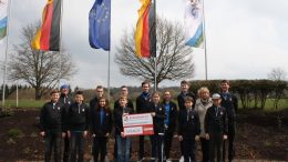 Bild: von links nach rechts: C-Trainer Frank Devooght, Frau Doris G. Lepper, Jugendwart Jürgen Meyers mit Kindern aus der Jugendabteilung des Golfclub Eifel e.V.; es fehlt Head-Pro Wolfdieter Gotschlich