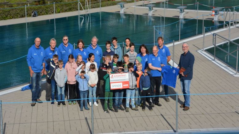 Auf dem Bild sehen Sie Betreuer, Kinder und Jugendliche des DLRG Gerolstein und rechtsaußen, Johanna Skambraks (1. Vorsitzende DLRG Gerolstein) daneben Herbert Jaax (Kassenwart DLRG Gerolstein und ganz rechtsaußen, Werner Peters (3. Vorsitzender Bürgerdienst e.V.)