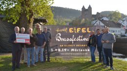 Unser Foto zeigt die Spendenübergabe im Schatten der Bertrada-Burg an die Initiatoren. Links im Bild Werner Peter (3. Vorstand Bürgerdienst e.V.), rechts im Bild Jörg Oeffling (1. Vorsitzender MV "Bertrada" Mürlenbach e.V.)