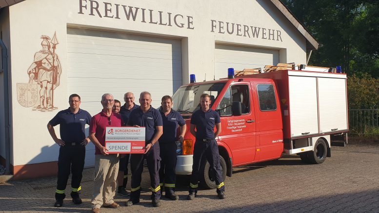 Unser Bild zeigt im Vordergrund links Werner Peters, 3. Vorsitzender Bürgerdienst e.V. sowie rechts davon Marc Schiffels, Wehrführer der Freiwilligen Feuerwehr Bausendorf sowie Feuerwehrkameraden