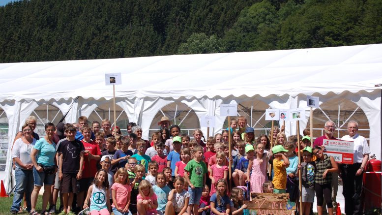 Unser Bild zeigt die jungen Teilnehmerinnen und Teilnehmer mit Ihren Betreuerinnen und Betreuern und 3. von links die Leiterin des Jugendcamps, Frau Dr. med. Ina Schnieder, sowie rechts außen, Werner Peters, 3. Vorsitzender Bürgerdienst e.V. und daneben, Pfarrer Gerhard Schwan, der gleichzeitig als Initiator vor 21. Jahren das Jugendzeltlager ins Leben gerufen hatte.