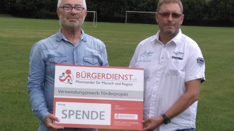 Unser Bild zeigt links: Werner Peters, Bürgerdienst e.V. und daneben Thomas Klarhöfer, 1. Vorsitzender SV Hallschlag