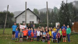 Unser Bild zeigt von links nach rechts: Michael Gröhsges (Co.-Trainer E-Jugend SG Kylltal), Marion Janitschke (Geschäftsführer SV-Pelm), Werner Peters (Bürgerdienst e.V.), Eric Prokoph (Jugendleiter SV-Pelm), Dieter Mauer (2. Vorsitzender SV-Pelm), Eugen Kamke, Ralf Kahllenberg (beide Trainer F-Jugend SG Kylltal), Alwine Janitschke (Schatzmeisterin SV-Pelm) und die E- und F-Jugend der SG Kylltal