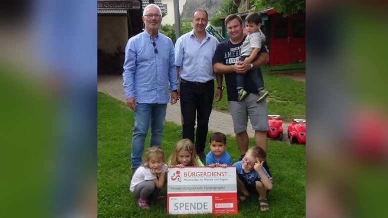 Unser Bild zeigt von links nach rechts: Werner Peters, Bürgerdienst e.V., Jürgen Clemens, Ortsbürgermeister Gemeinde Densborn, Fabian Koch, KITA Densborn und einige Kinder der KITA Densborn