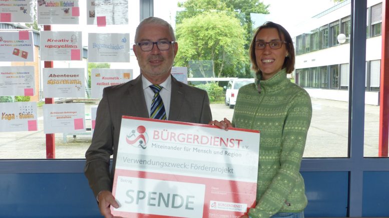 Unser Bild zeigt von links nach rechts: Werner Peters, Bürgerdienst e.V. sowie Anja Saupe, Kommunale Gleichstellungsbeauftragte des Vulkaneifelkreises