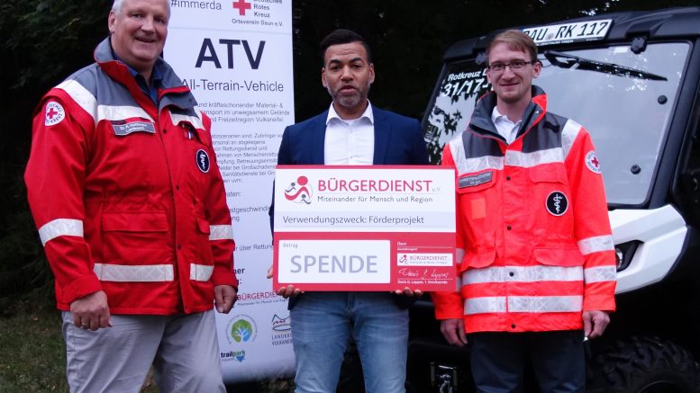 Tyrone Winbush (Vorstandsmitglied des BÜRGERDIENST e.V.) bei der Spendenübergabe mit Dr. Rafael Hoffmann (links, Vorsitzender des DRK Ortsverein Daun) und Christoph Schäfer (rechts, Besitzer des DRK Ortsverein Daun).