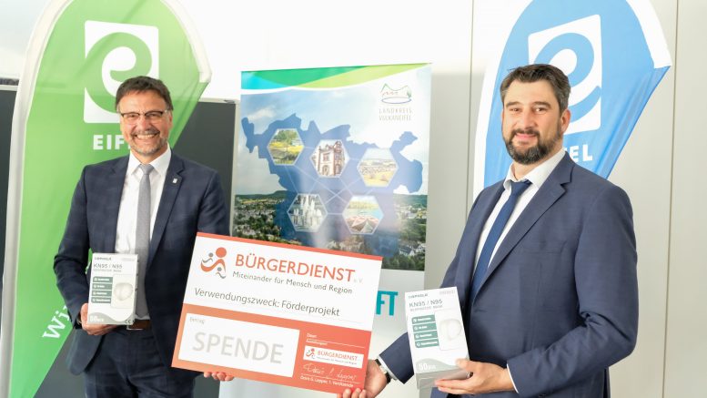 Sichtlich erfreut übernahm Landrat Heinz-Peter Thiel die großzügige Spende des BÜRGER-DIENST e.V. von Vorstandsmitglied Elmar Möller entgegen.